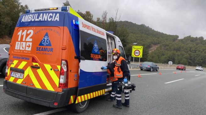 Una ambulancia interviene en un accidente en la Región de Murcia