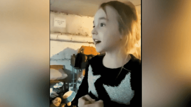 La conmovedora interpretación de Amelia, la niña ucraniana que canta 'Let It Go' de 'Frozen' en un búnker de Kiev La conmovedora interpretación de Amelia, la niña ucraniana que canta 'Let It Go' de 'Frozen' en un búnker de Kiev