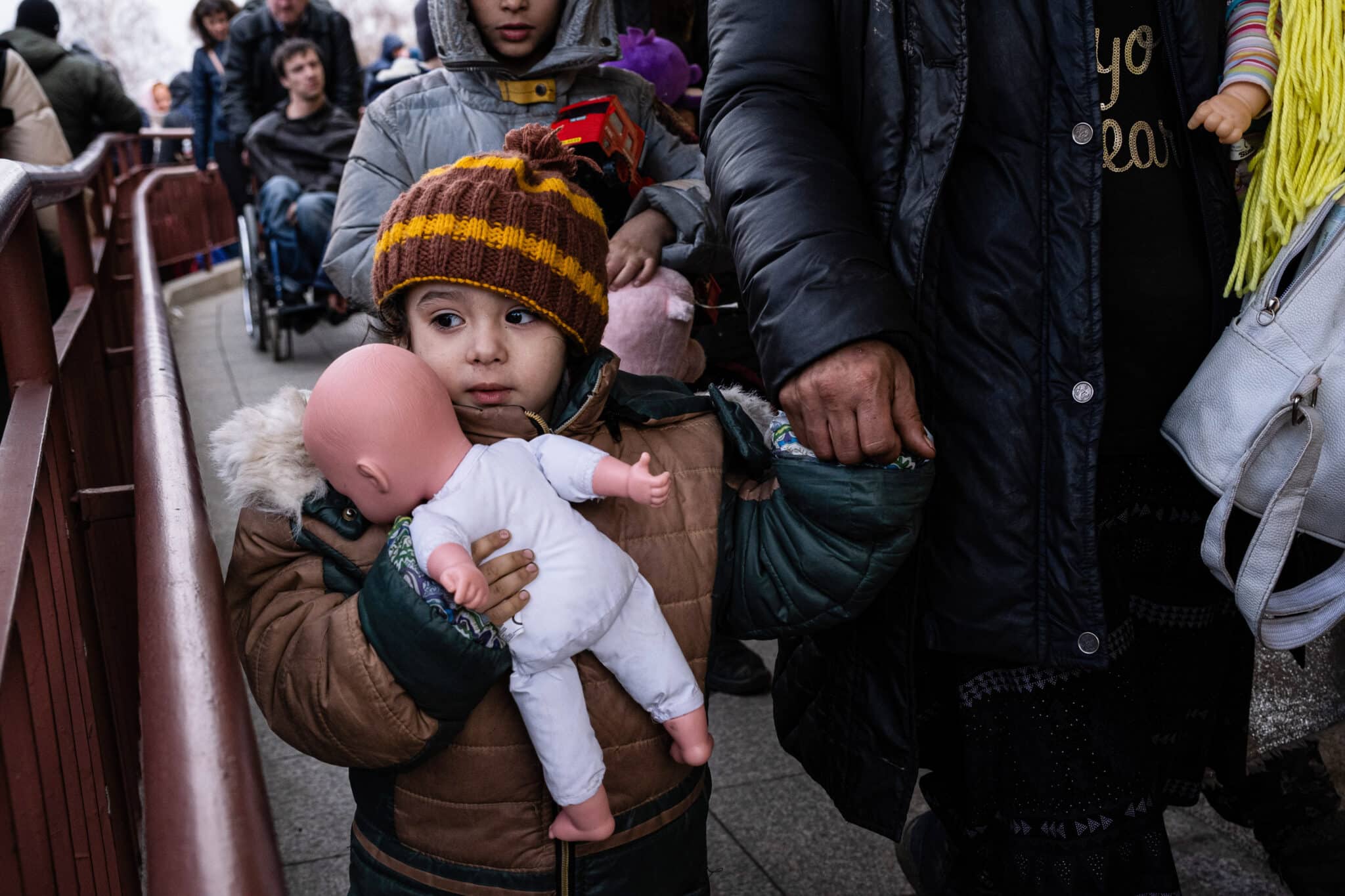 Un niño llega a Przemysl, Polonia, en un tren desde Leópolis