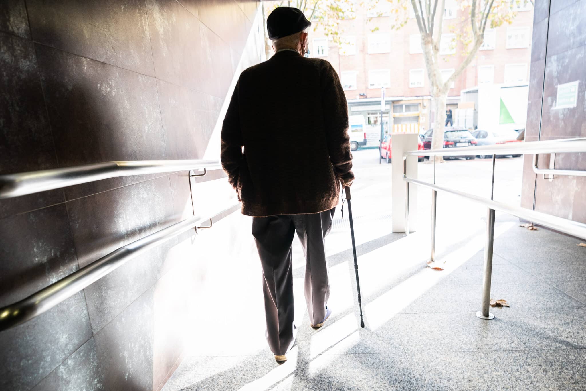 Una persona mayor sale de un centro de salud tras vacunarse de la gripe en febrero de 2022.