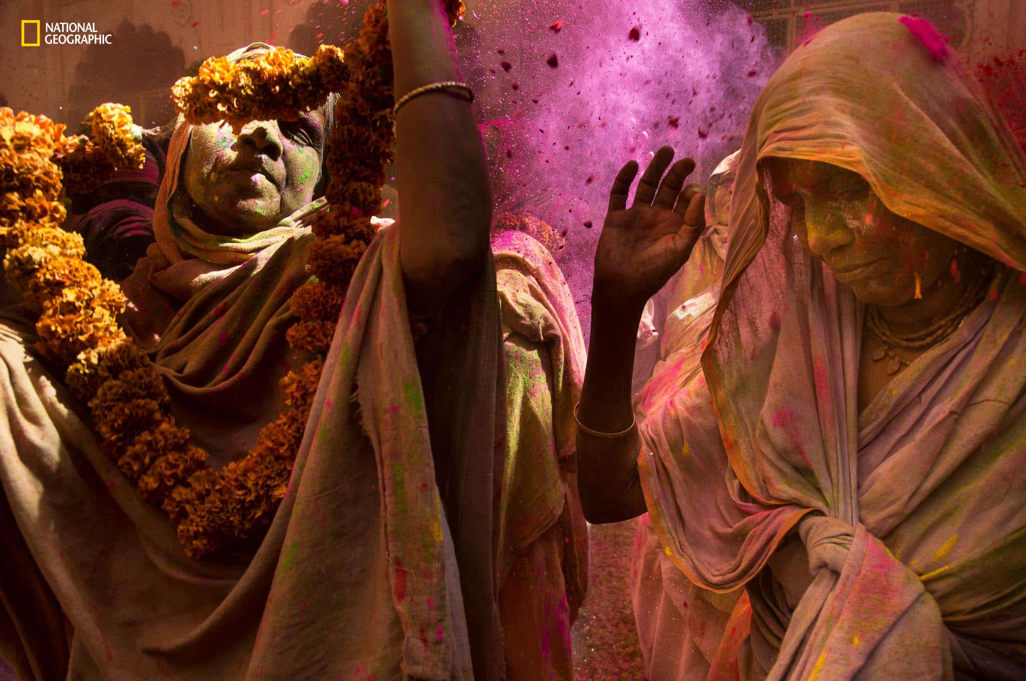 Mujeres participando en la ceremonia de Holi, el festival del amor y los colores, en el Templo Gopinath