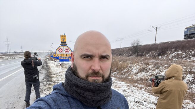 Pablo González, periodista en prisión provisional en Polonia, haciéndose un selfie durante su cobertura de la guerra en Ucrania