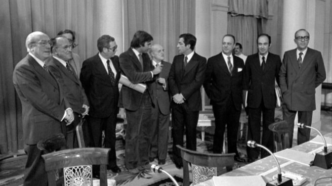 Felipe González y Adolfo Suárez, en el centro, posan para la foto en Moncloa con el resto de líderes en 1977.