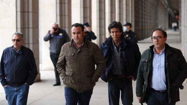 Los representantes de la plataforma que impulsa el paro de transportistas, antes de su reunión en el ministerio. Los representantes de la plataforma que impulsa el paro de transportistas, antes de su reunión en el ministerio.
