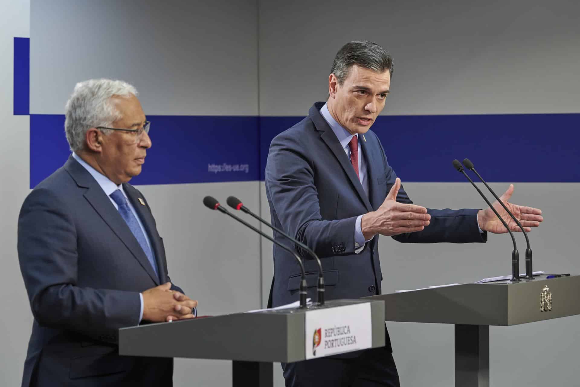 Pedro Sánchez, en Bruselas junto al portugués António Costa tras la cumbre del Consejo Europeo.