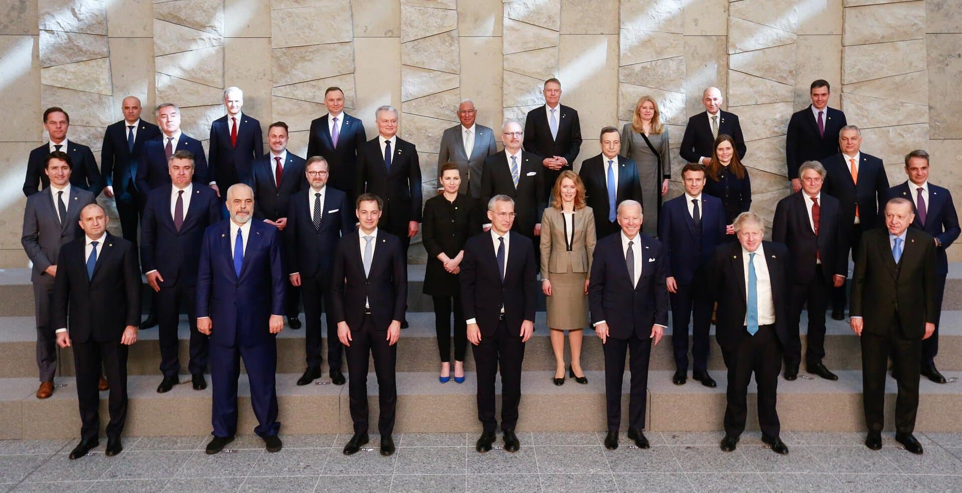 Pedro Sánchez, al fondo a la derecha, en la cumbre extraordinaria de la OTAN.
