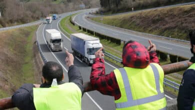 El paro de transportistas bloquea puertos y obliga a paralizar varias industrias