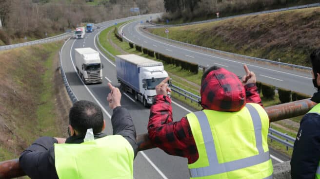 Dos miembros de un piquete insultan y hacen gestos a los camiones que pasan en dirección A Coruña.