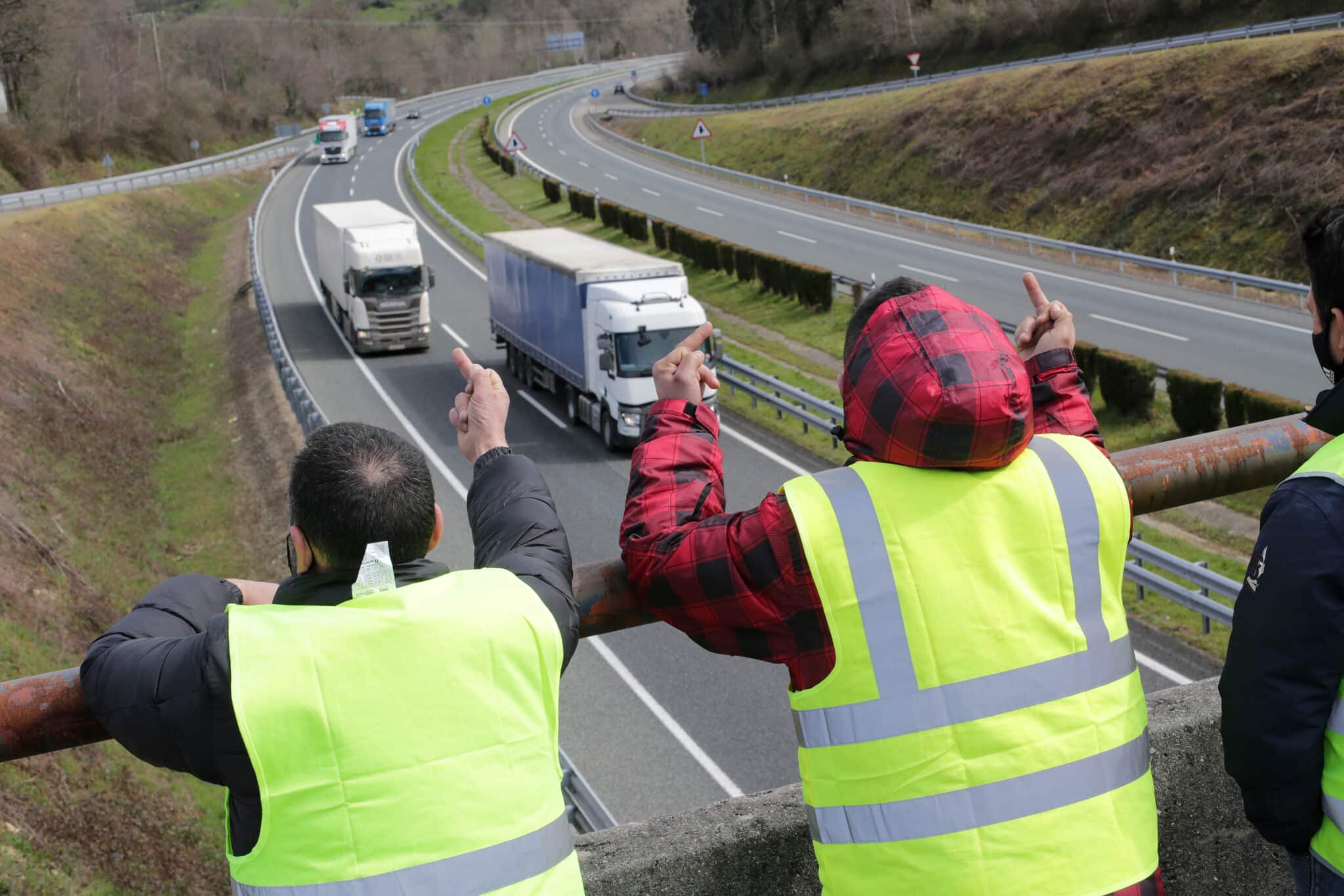 El paro de transportistas bloquea puertos y obliga a paralizar varias industrias