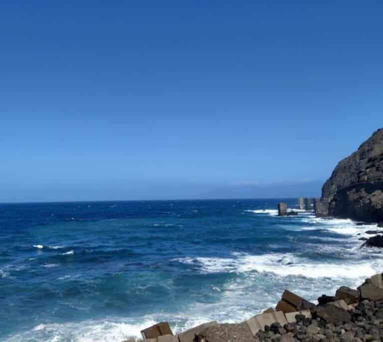 Muere un hombre y una niña en estado crítico tras ahogarse en unas piscinas naturales de La Gomera