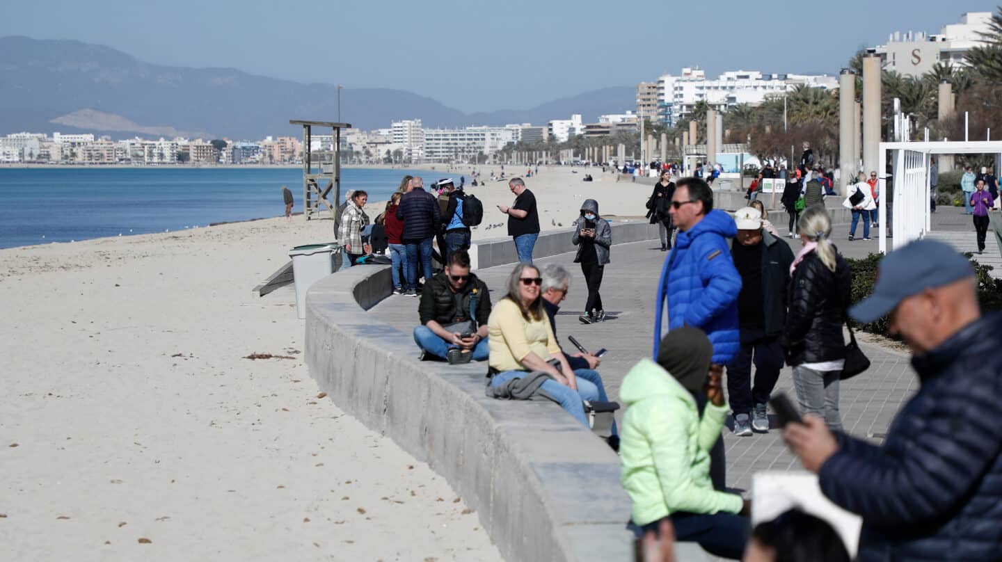 Gente en la playa de Mallorca a final de febrero de 2022 casi sin restricciones por Covid.