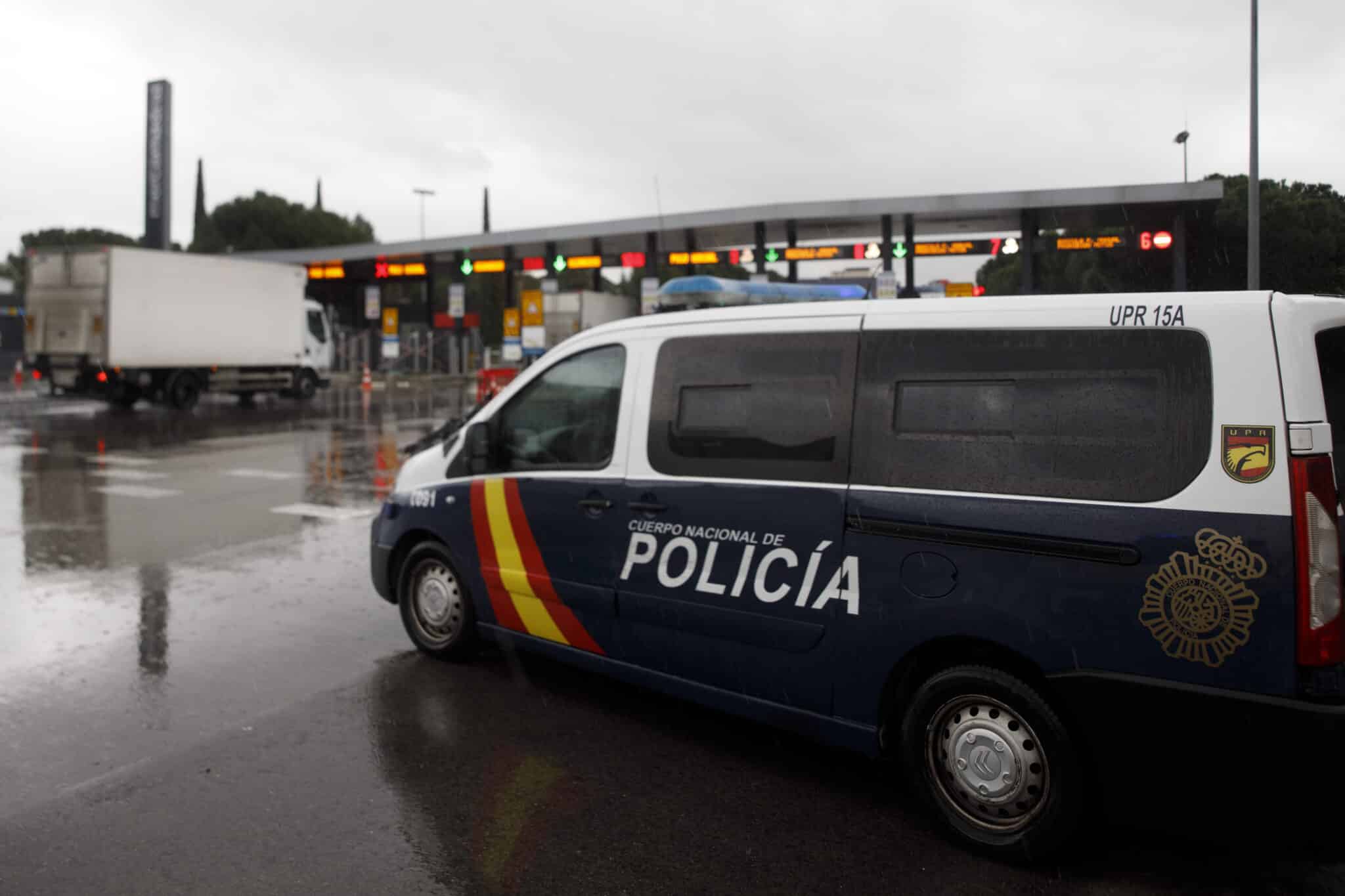 Un coche de la Policía Nacional en la entrada de MercaMadrid en la primera jornada de huelga de transportistas.