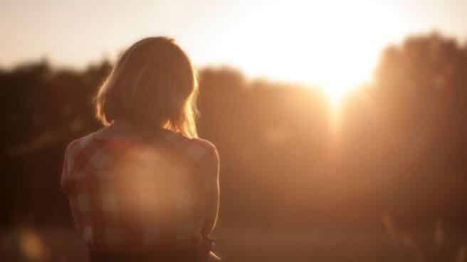 prevencion suicidio Una persona de espaldas
