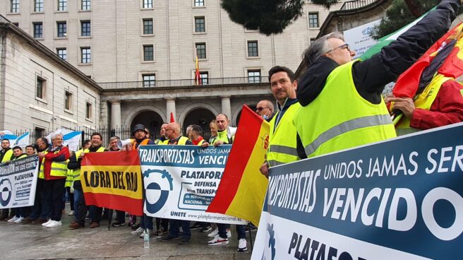 Protestas de la Plataforma Nacional por la Defensa del Transporte junto al Ministerio de Transportes, Movilidad y Agenda Urbana