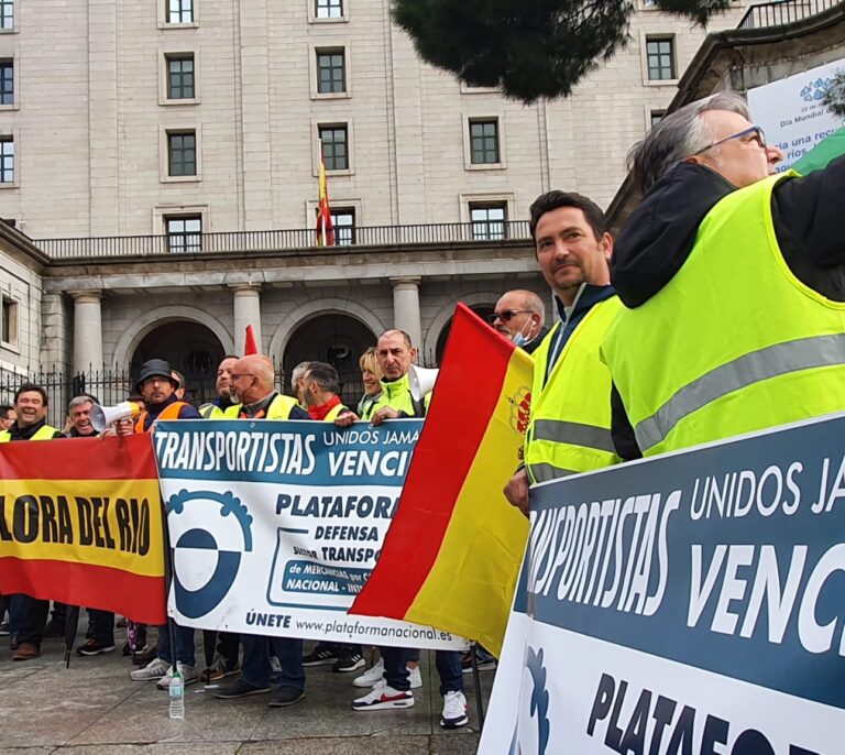 Los transportistas convocantes del paro creen que el acuerdo es una "migaja" y seguirán con las protestas