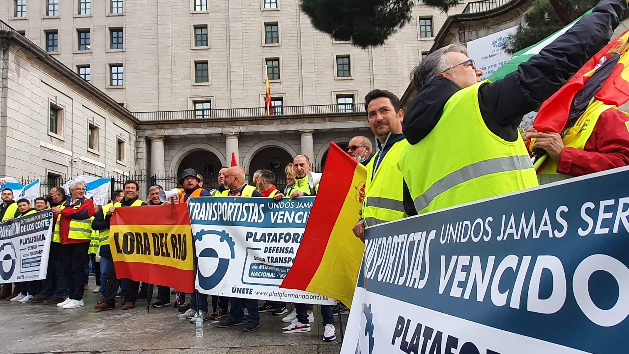 Protestas de la Plataforma Nacional por la Defensa del Transporte junto al Ministerio de Transportes, Movilidad y Agenda Urbana