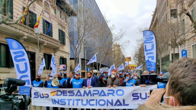 Decenas de policías nacionales denuncian su situación "insostenible" en Cataluña Concentración del SUP contra su situación en Cataluña