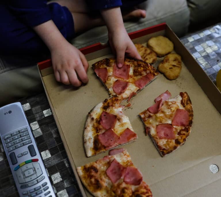 Consumo prohíbe a famosos publicitar alimentos y bebidas dirigidas a menores