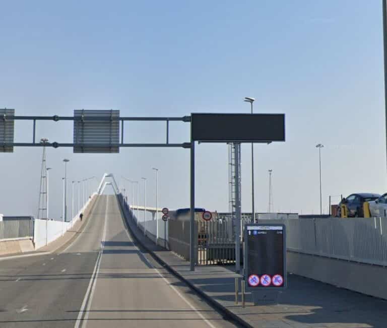 Hallan muerta a una mujer de 30 años bajo el puente del puerto de Barcelona