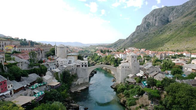 Puente en Mostar, Bosnia Herzegovina Puente sobre el río Neretva en la ciudad bosnia de Mostar.