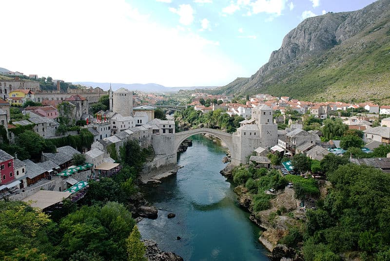 Puente sobre el río Neretva en la ciudad bosnia de Mostar.