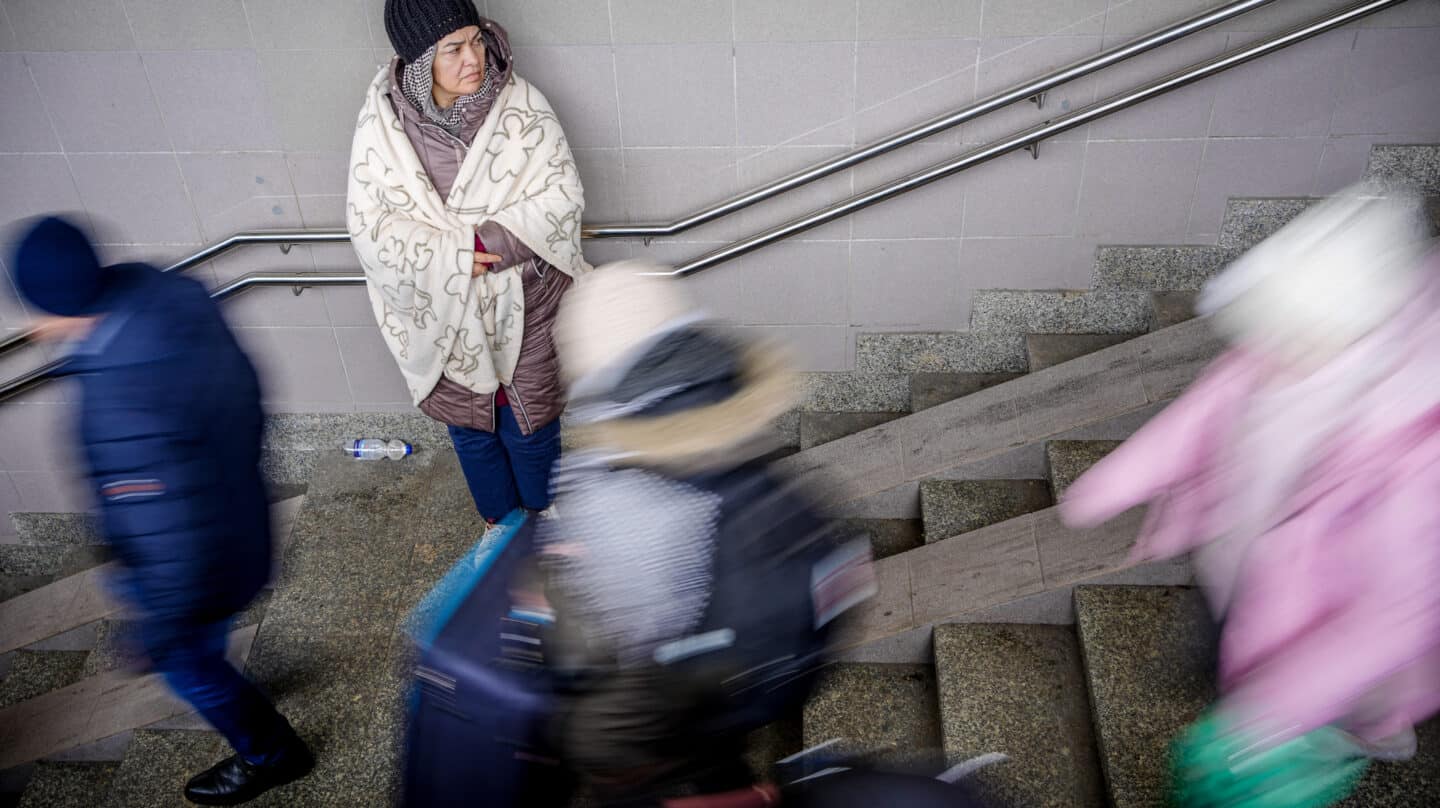 Una mujer ucraniana, en las escaleras de la estación de tren de Przemysl