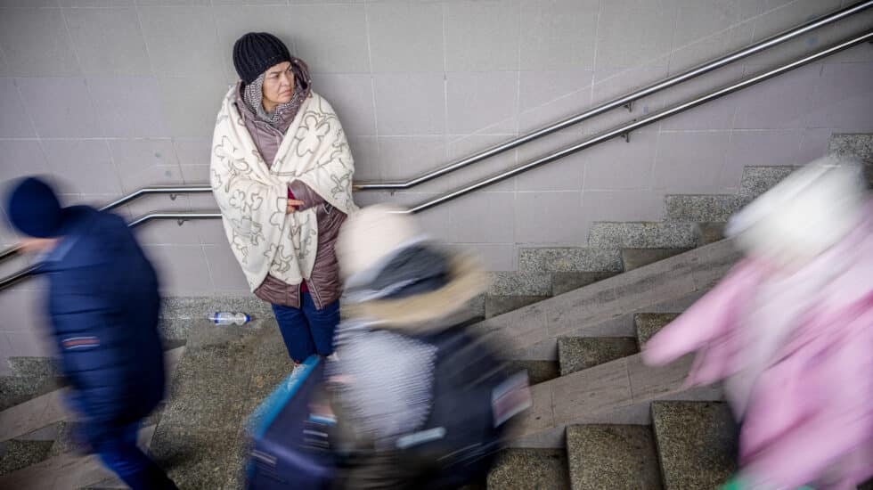 Una mujer ucraniana, en las escaleras de la estación de tren de Przemysl