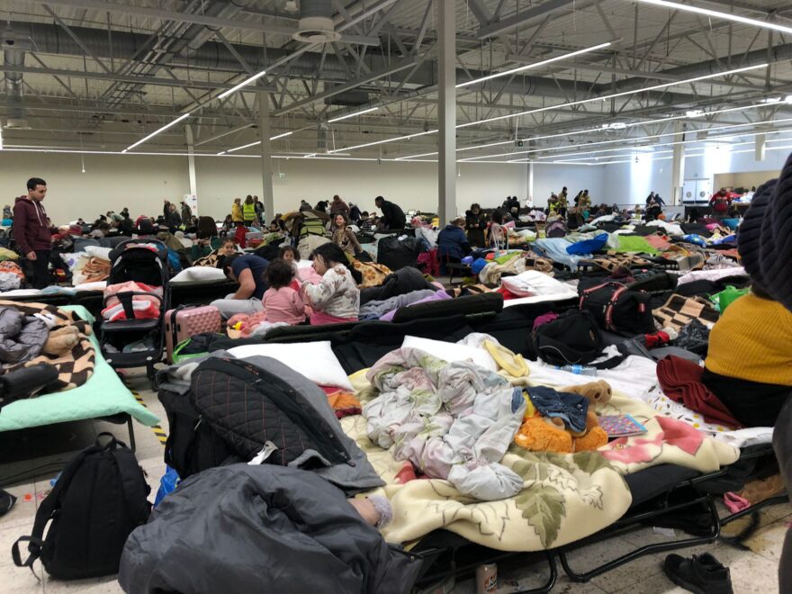 Refugiados en un centro comercial.