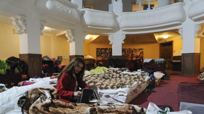 Refugiados ucranianos duermen en un teatro de Leópolis para esquivar los bombardeos