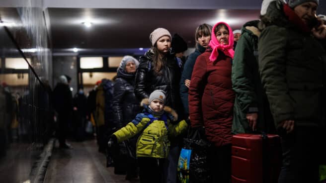 Un grupo de personas esperan en la estación de tren de Leópolis (Ucrania)