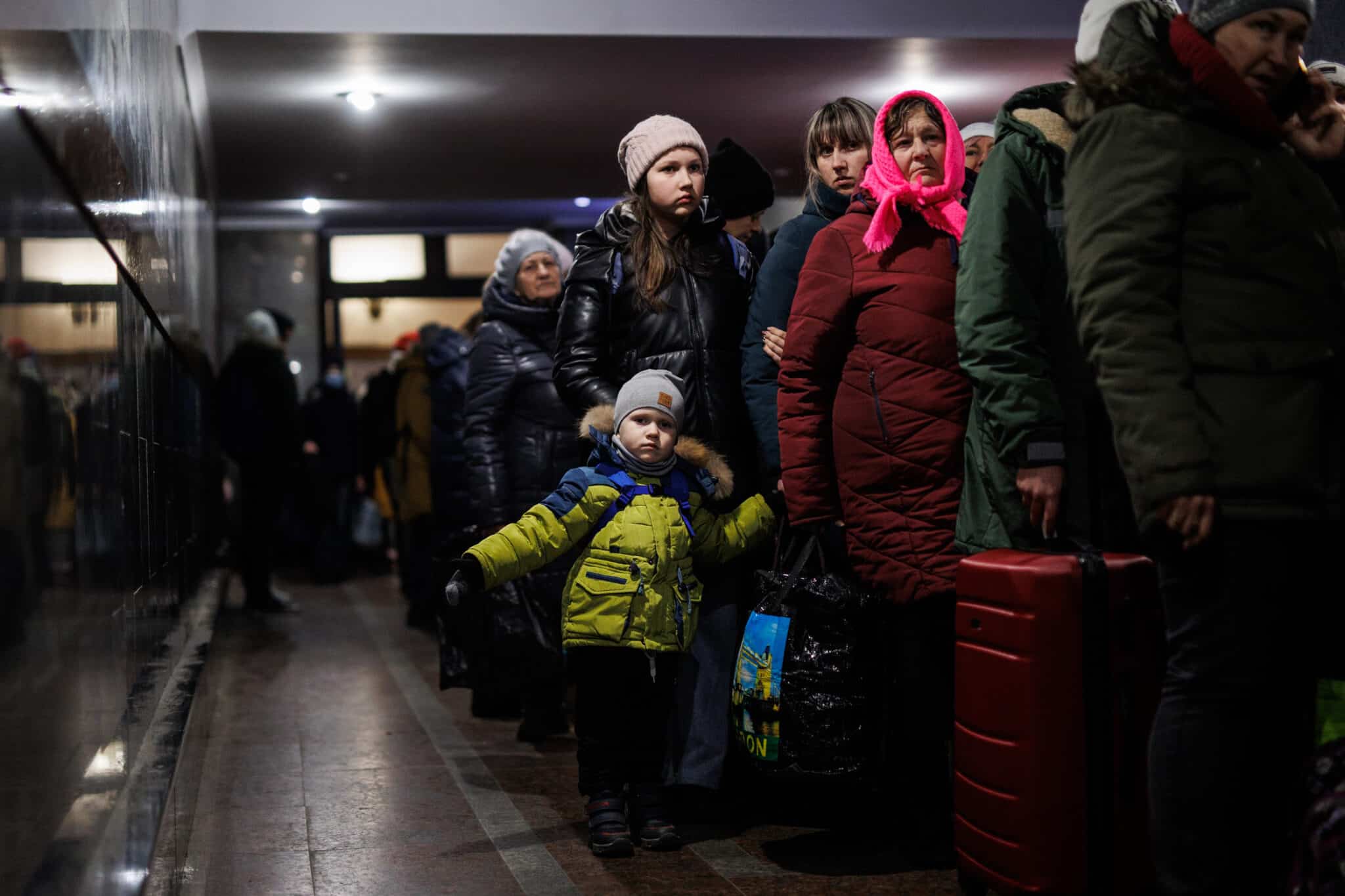 Un grupo de personas esperan en la estación de tren de Leópolis (Ucrania)