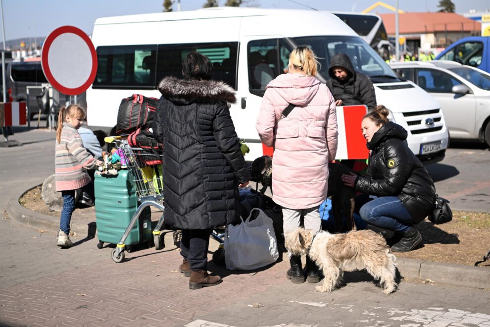 Refugiados ucranianos acuden a un punto de ayuda de Przemysl