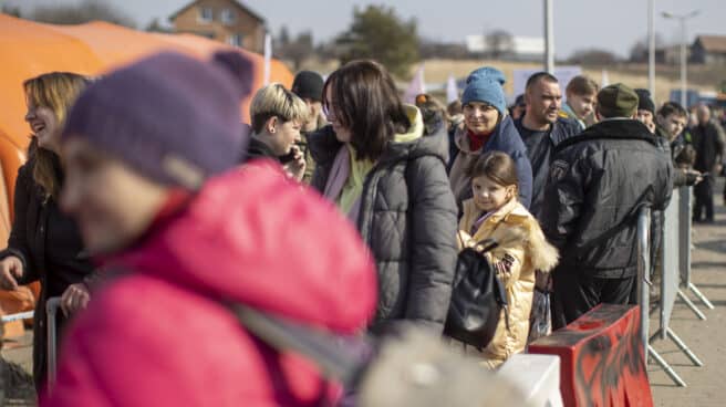 Refugiados ucranianos llegan a paso fronterizo de Medyka, Polonia