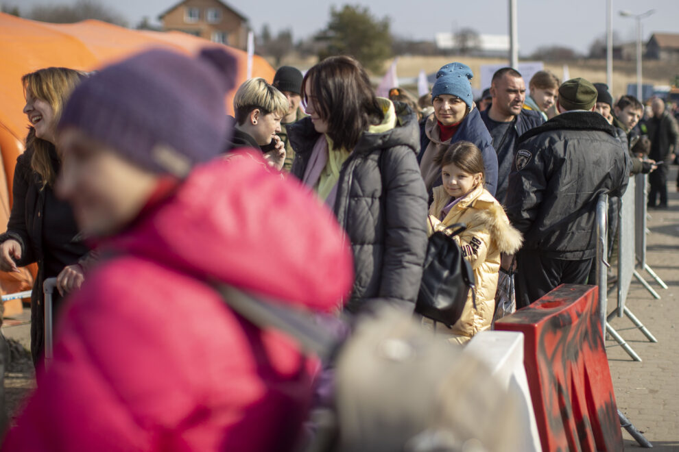 Refugiados ucranianos llegan a paso fronterizo de Medyka, Polonia
