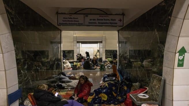 Ciudadanos refugiados en el metro en Kiev. Ciudadanos refugiados en el metro en Kiev.