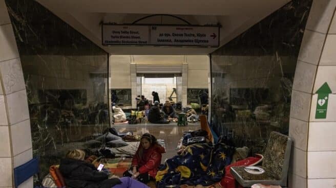 Ciudadanos refugiados en el metro en Kiev.