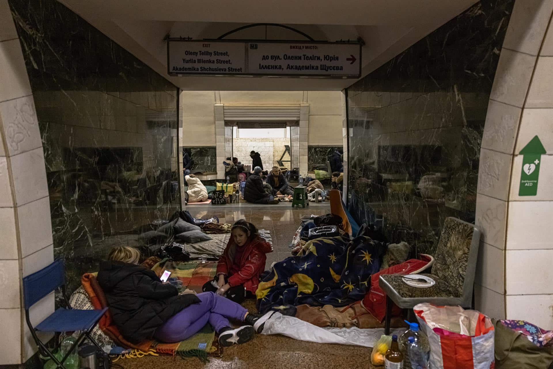 Ciudadanos refugiados en el metro en Kiev.