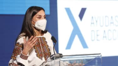 La Reina Letizia homenajea a Ucrania vistiendo una 'sorochka', la camisa tradicional del país