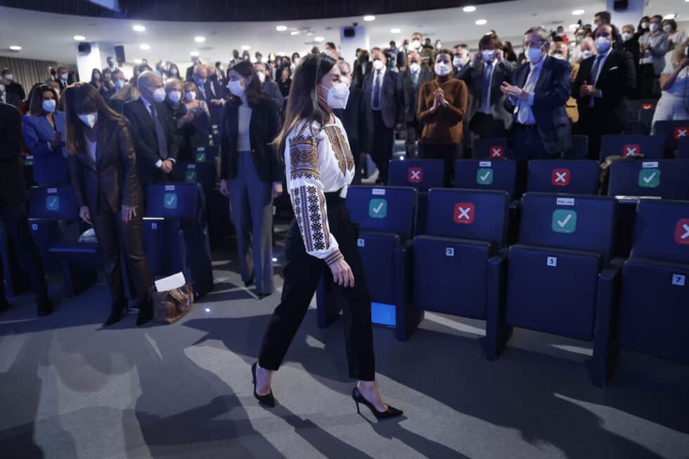 La reina Letizia acude con la prenda tradicional ucraniana a una ceremonia