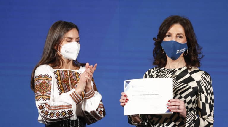 La reina Letizia entrega un diploma a una representante de la Asociación de Autismo de Sevilla La reina Letizia acude con la prenda tradicional ucraniana a una ceremonia