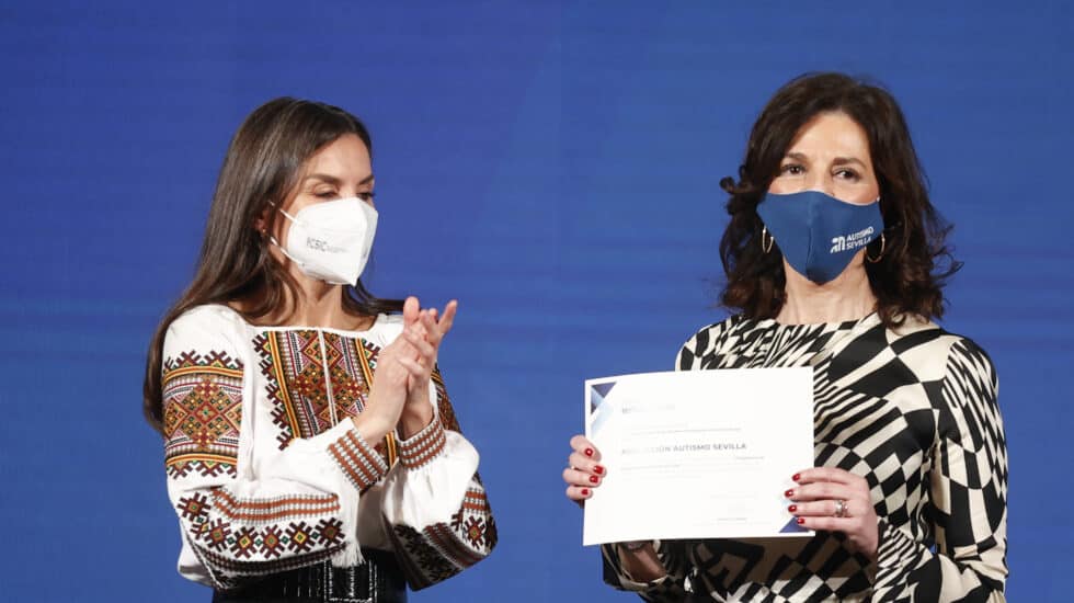 La reina Letizia acude con la prenda tradicional ucraniana a una ceremonia