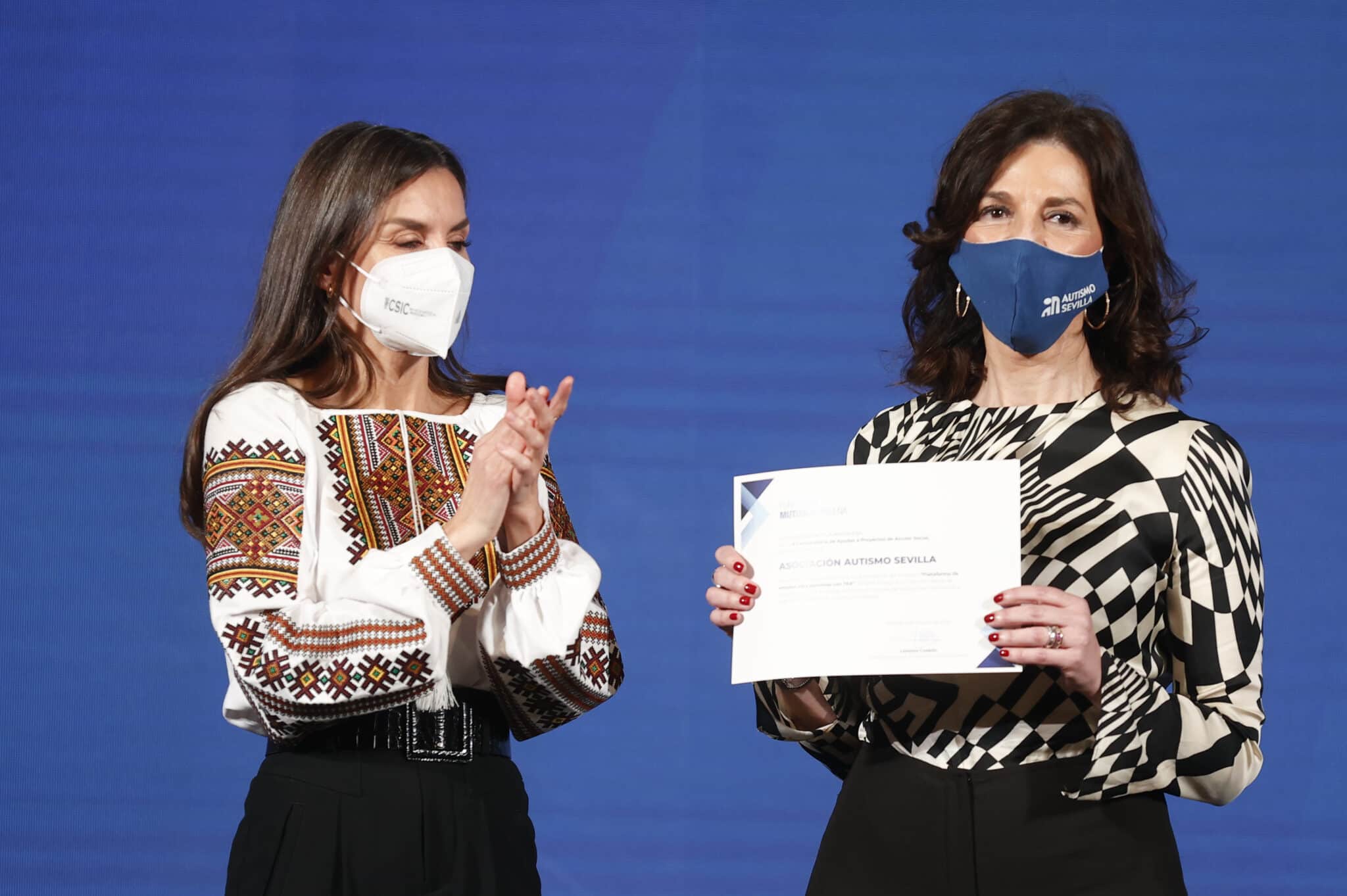 La reina Letizia acude con la prenda tradicional ucraniana a una ceremonia