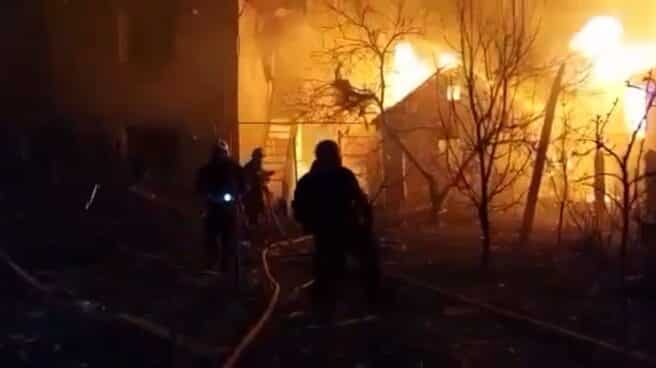 Rusia intensifica los bombardeos en barrios de Kiev y ciudades cercanas Los bomberos luchan contra los efectos de los misiles lanzados sobre Zhytomyr (Ucrania)
