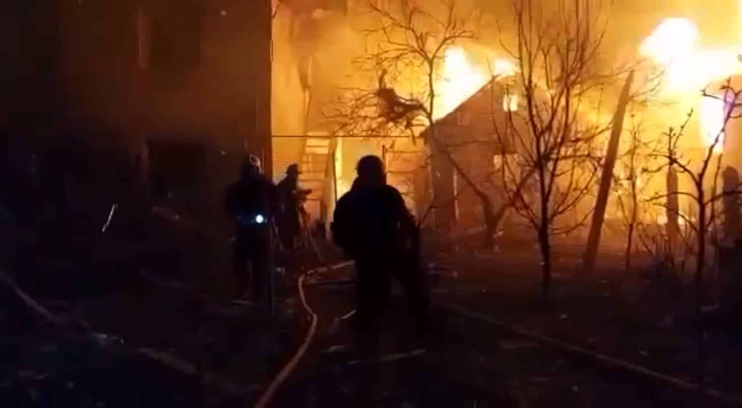 Los bomberos luchan contra los efectos de los misiles lanzados sobre Zhytomyr (Ucrania)