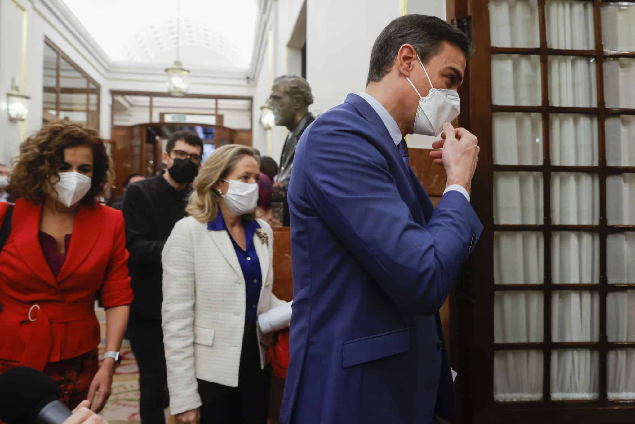 El presiente del Gobierno, Pedro Sánchez, llega al Congreso de los Diputados acompañado por la ministra de Hacienda, María Jesús Montero (i), y por la vicepresidenta primera y ministra de Asuntos Económicos, Nadia Calviño