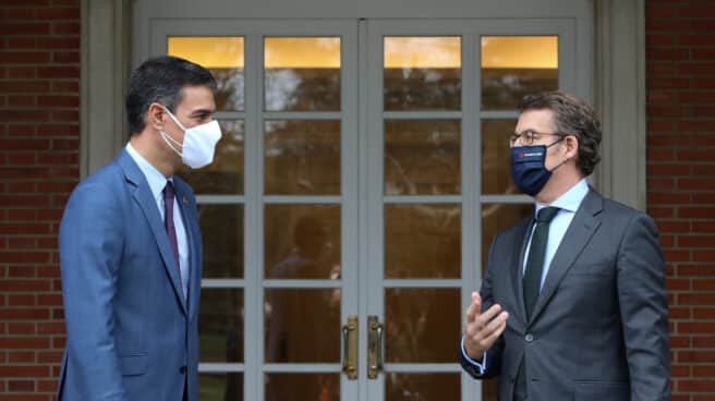 El presidente del Gobierno, Pedro Sánchez, recibe al presidente de la Xunta de Galicia, Alberto Núñez Feijóo, en una reunión convocada en el Palacio de la Moncloa. El presidente del Gobierno, Pedro Sánchez, recibe al presidente de la Xunta de Galicia, Alberto Núñez Feijóo, en una reunión convocada en el Palacio de la Moncloa.