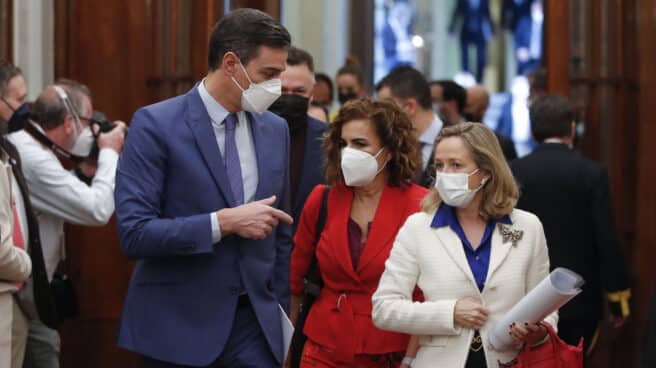 El Presidente del Gobierno, Pedro Sánchez, junto a las ministras María Jesús Montero y Nadia Calviño.