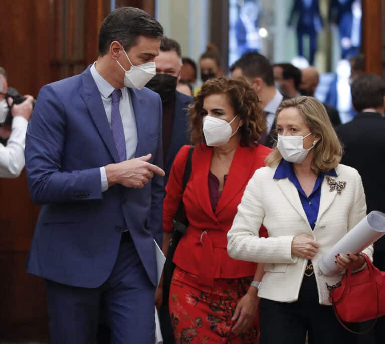 Sánchez ordenó a Calviño cerrar un pacto con los transportistas sin esperar al Consejo Europeo