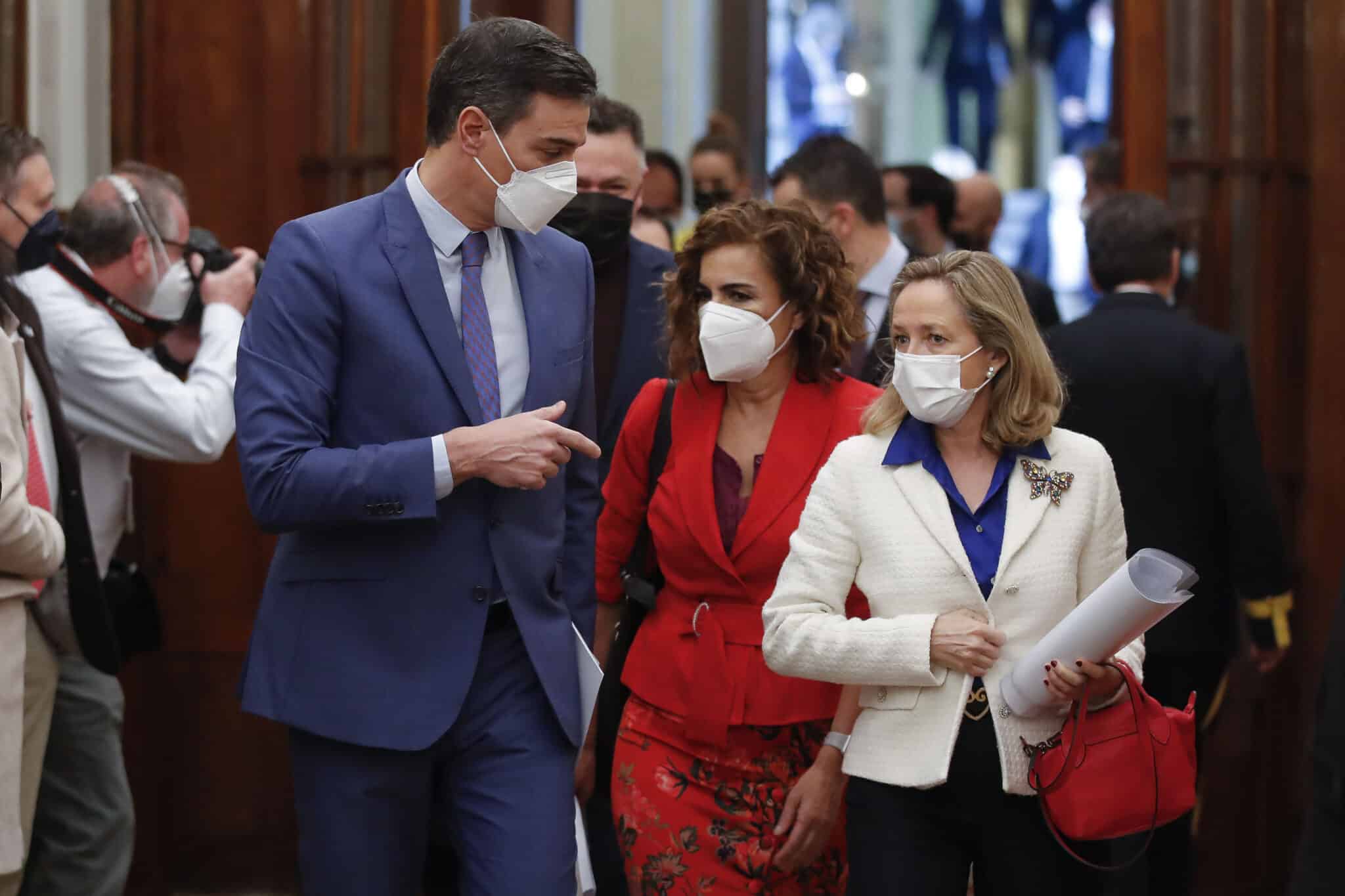 El Presidente del Gobierno, Pedro Sánchez, junto a las ministras María Jesús Montero y Nadia Calviño.