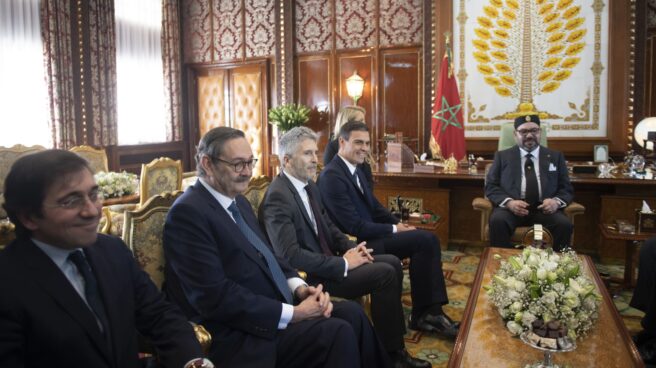 La Moncloa filtra la carta de Sánchez a Mohamed VI cinco días después de divulgarla la Casa Real marroquí El presidente del Gobierno Pedro Sánchez se reúne con el Rey de Marruecos Mohamed VI en 2018.